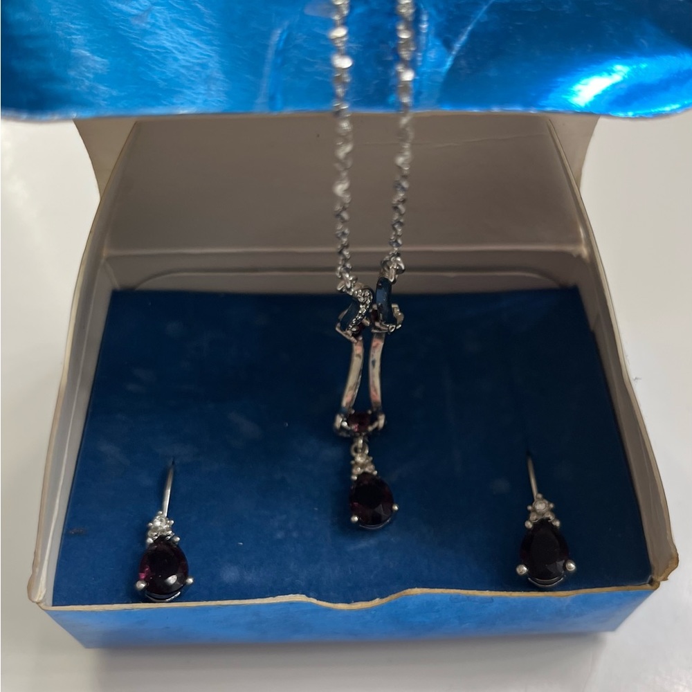 Avon earring and necklace set